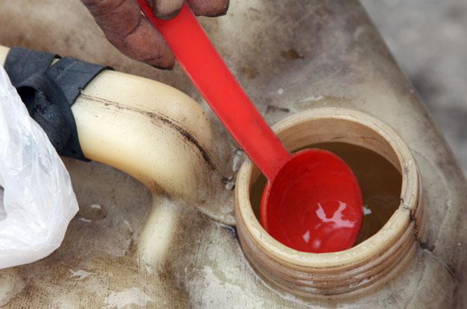 Mỗi người đi bán rượu mang theo những chiếc thìa nhỏ. Ai đến mua rượu cũng đều được người bán múc cho nếm thử. Mỗi người đi bán rượu mang theo những chiếc thìa nhỏ. Ai đến mua rượu cũng đều được người bán múc cho nếm thử.