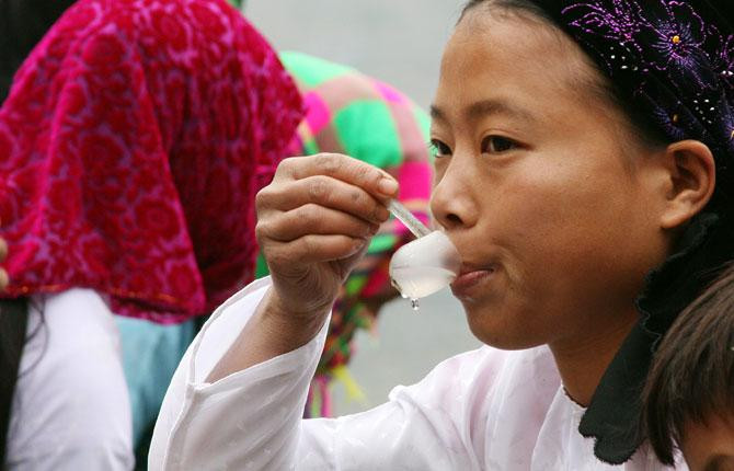 Những người phụ nữ đi mua, họ thử rượu như đang cảm nhận một điều gì đó rất thiêng liêng. Những người phụ nữ đi mua, họ thử rượu như đang cảm nhận một điều gì đó rất thiêng liêng.