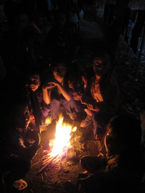 Bếp lửa hồng kéo các em lại sát nhau hơn, giúp các em yêu thương nhau hơn
