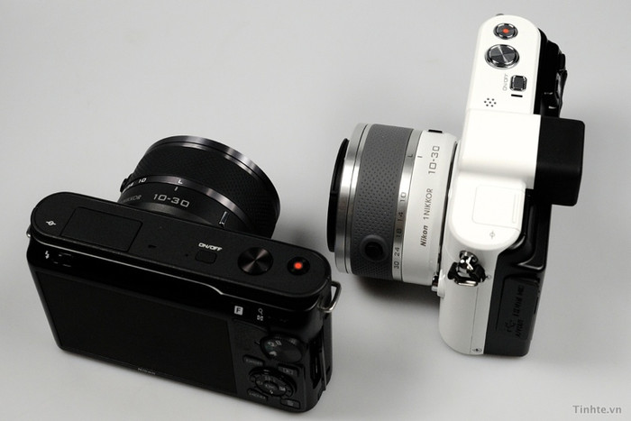 Nhìn chung, ảnh từ V1 cho chất lượng khá tốt, đặc biệt là khi đủ sáng thì hình ảnh trong và sắc nét. Tuy nhiên, khi chụp macro hay những khung cảnh có độ tương phản kém thì V1 chưa làm bật được sự khác nhau giữa các chi tiết. Ngoài ra, DOF không thật mỏng cũng là một nhược điểm của các máy có kích cỡ cảm biến thấp như V1.