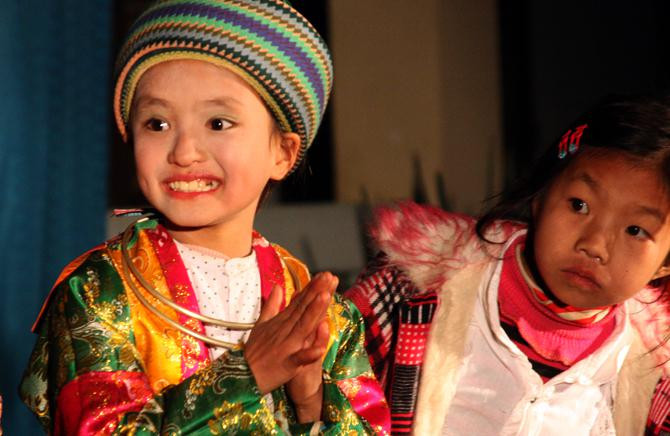 Các em gái chăm chú dõi theo Các em gái chăm chú dõi theo