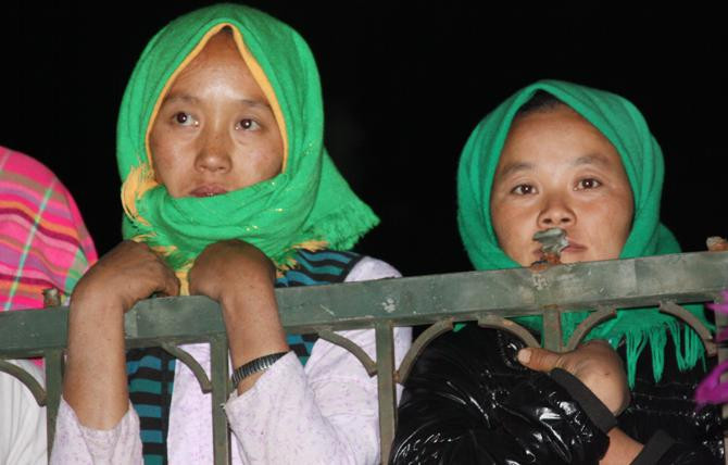 Người dân chăm chú theo dõi ngoài lan can của sân khấu Người dân chăm chú theo dõi ngoài lan can của sân khấu