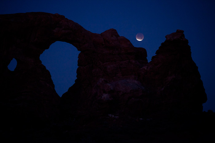 Hình ảnh nguyệt thực bên trên vòm đá Turret Arch, ở công viên quốc gia Arches, gần Moab, Utah. Hình ảnh nguyệt thực bên trên vòm đá Turret Arch, ở công viên quốc gia Arches, gần Moab, Utah.