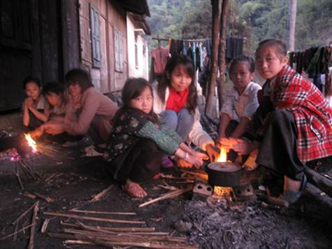 Đun củi sưởi ấm đôi bàn tay khi trời còn lạnh giá