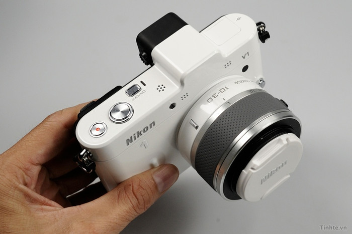 Chân của V1 là chân mới và không tương thích với các chân đèn cũ của Nikon DSLR. Cuối cùng, màn hình V1 đẹp và sắc nét hơn hẳn J1, có thể so sánh với Sony NEX-5N/7 và vượt trội Fujifilm X100, Panasonic G3 hay Olympus E-PL2.