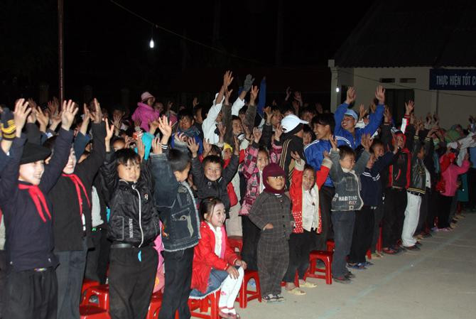 Đêm giao lưu thực sự sôi động với phần trò chơi. Các em háo hức giơ tay xin được tham gia Đêm giao lưu thực sự sôi động với phần trò chơi. Các em háo hức giơ tay xin được tham gia