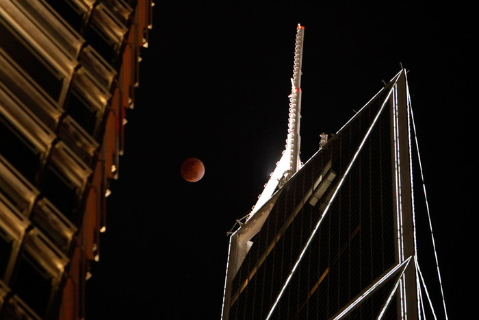 Hình ảnh nguyệt thực trên tòa tháp ngân hàng Trung Quốc ở quận tài chính của Hong Kong. Hình ảnh nguyệt thực trên tòa tháp ngân hàng Trung Quốc ở quận tài chính của Hong Kong.