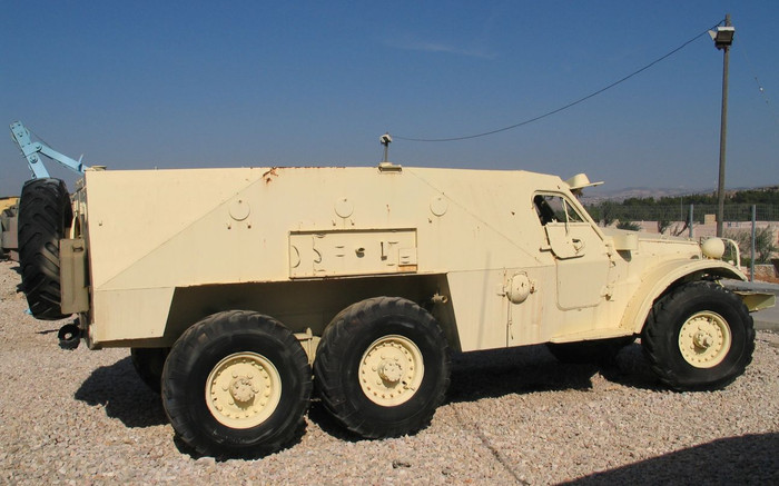 Xe thiết giáp BTR-152 do Liên Xô cũ sản xuất trong biên chế, trưng bày của quân đội nhiều nước Xe thiết giáp BTR-152 do Liên Xô cũ sản xuất trong biên chế, trưng bày của quân đội nhiều nước