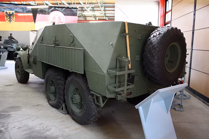 Xe thiết giáp BTR-152 do Liên Xô cũ sản xuất trong biên chế, trưng bày của quân đội nhiều nước