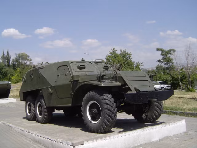 Xe thiết giáp BTR-152 do Liên Xô cũ sản xuất trong biên chế, trưng bày của quân đội nhiều nước