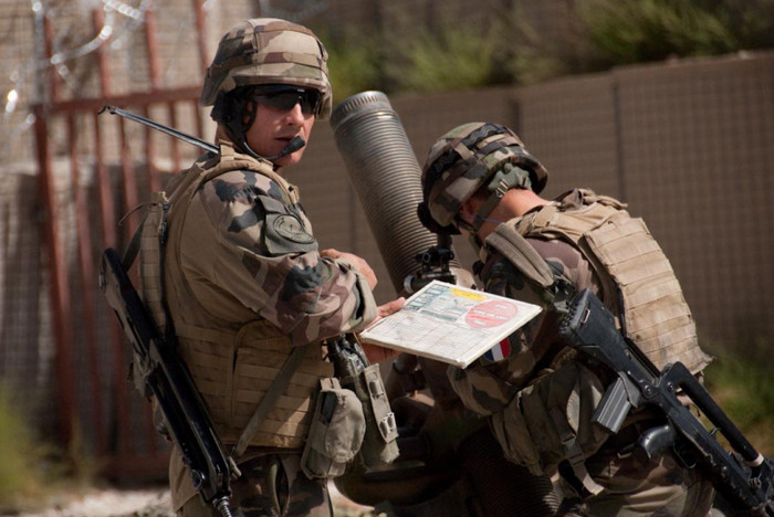 Binh sỹ Marcel Devigne, Trung đoàn lính dù số 35 nhận mệnh lệnh chuẩn bị bắn đạn cối từ căn cứ Nerab, Afghanistan. Binh sỹ Marcel Devigne, Trung đoàn lính dù số 35 nhận mệnh lệnh chuẩn bị bắn đạn cối từ căn cứ Nerab, Afghanistan.