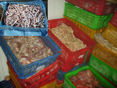 Lòng bò hôi thối đã được ngâm hóa chất (ảnh lớn) và chân gà nhập khẩu biến chất (ảnh nhỏ)