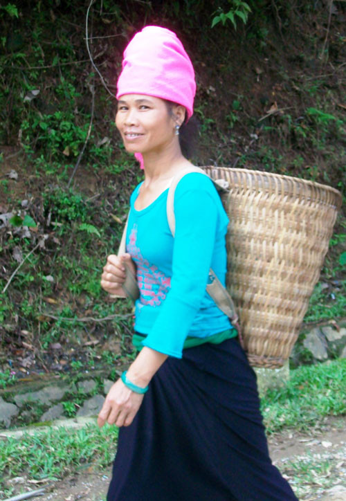 Phụ nữ Trạm Tấu giờ phải trồng răng giả nếu muốn cười tươi.