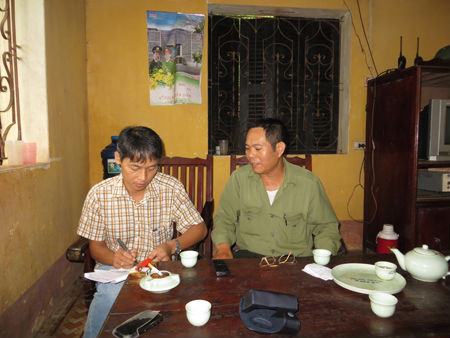 Ông Liễu Viết Ninh (phải) trao đổi với phóng viên Ông Liễu Viết Ninh (phải) trao đổi với phóng viên