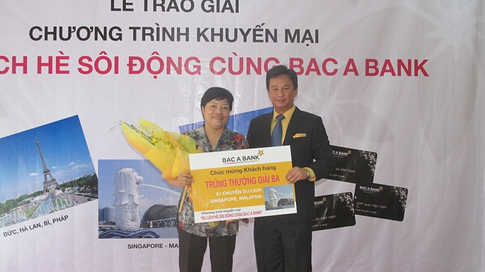 Chúc mừng khách hàng trúng giải ba: một chuyến du lịch Singapore - Malaysia dành cho 2 người.