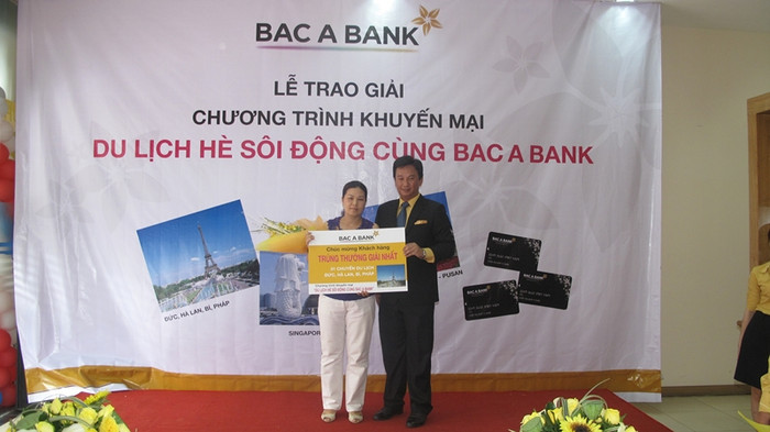 Ông Võ Thế Tuấn trao tặng Giải nhất cho bà Nguyễn Thị Thu Huyền - Một chuyến du lịch châu Âu, Đức -Pháp - Bỉ - Hà Lan dành cho 2 người.