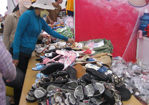 Ở ngành hàng giày dép, đồ chơi trẻ em, hàng Trung Quốc áp đảo. Ở ngành hàng giày dép, đồ chơi trẻ em, hàng Trung Quốc áp đảo.