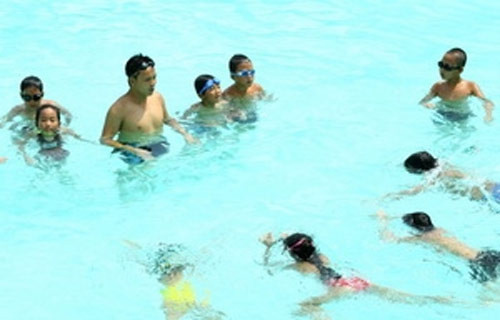 Để phòng bệnh amip ăn não người, khi tắm ở bơi bể bơi người dân cần hạn chế nước vào mũi. Để phòng bệnh amip ăn não người, khi tắm ở bơi bể bơi người dân cần hạn chế nước vào mũi.