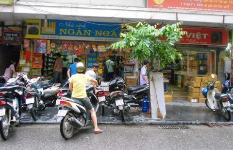 Phố sách Đinh Lễ tấp nập người mua kẻ bán. Phố sách Đinh Lễ tấp nập người mua kẻ bán.