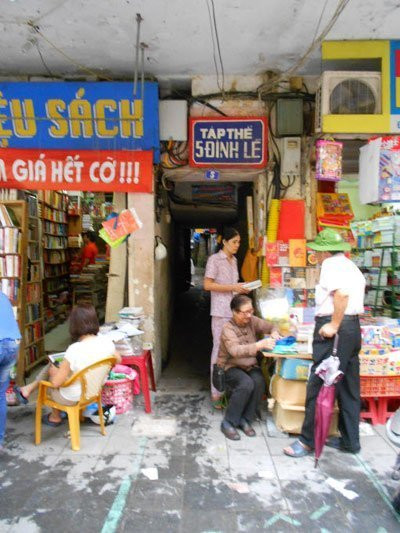 Lối vào hiệu sách Mão là con ngõ sâu ở số 5 Đinh Lễ, trên gác 2 khu tập thể Đại học Y cũ Lối vào hiệu sách Mão là con ngõ sâu ở số 5 Đinh Lễ, trên gác 2 khu tập thể Đại học Y cũ