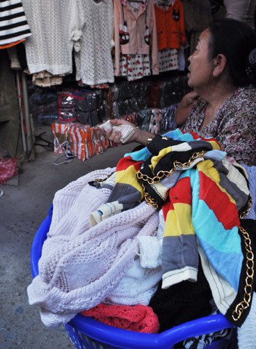 Giá treo, hay thậm chí là chậu, sọt, thùng bìa đều được tận dụng để chủ hộ kinh doanh bán hàng giảm giá. Mặc dù mới bắt đầu sang vụ quần áo thu đông, nhưng không ít áo dài tay, áo len mỏng cũng được bán đổ đống với mức trung bình 50.000 đồng mỗi sản phẩm. Giá treo, hay thậm chí là chậu, sọt, thùng bìa đều được tận dụng để chủ hộ kinh doanh bán hàng giảm giá. Mặc dù mới bắt đầu sang vụ quần áo thu đông, nhưng không ít áo dài tay, áo len mỏng cũng được bán đổ đống với mức trung bình 50.000 đồng mỗi sản phẩm.