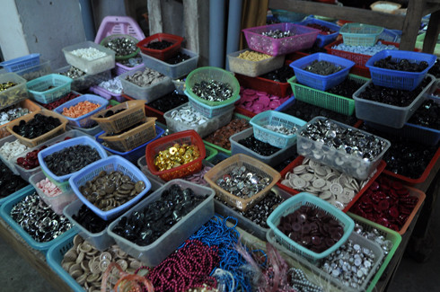 Việc kinh doanh các phụ kiện đi kèm cũng mang lại doanh thu tốt. Mặt khác, số cửa hiệu bán mặt hàng này không nhiều nên sức cạnh tranh cũng ít hơn so với bán quần áo. Việc kinh doanh các phụ kiện đi kèm cũng mang lại doanh thu tốt. Mặt khác, số cửa hiệu bán mặt hàng này không nhiều nên sức cạnh tranh cũng ít hơn so với bán quần áo.