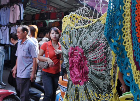 Không chỉ vải vóc, quần áo may sẵn cũng trở thành "đặc sản" của chợ Ninh Hiệp, với rất nhiều mẫu mã khác nhau. Không chỉ vải vóc, quần áo may sẵn cũng trở thành "đặc sản" của chợ Ninh Hiệp, với rất nhiều mẫu mã khác nhau.