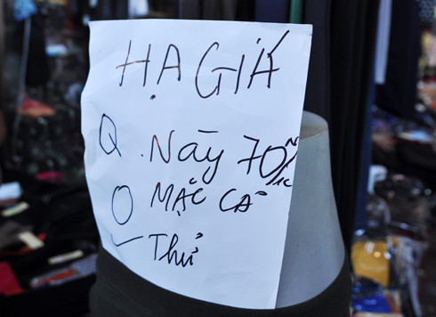 Mặc dù bán quần áo may sẵn, nhưng khách mua hàng sẽ không có cơ hội thử đồ. Kinh nghiệm chọn đồ vừa sẽ có lợi hơn kỹ năng mặc cả giá khi mua quần áo tại Ninh Hiệp. Mặc dù bán quần áo may sẵn, nhưng khách mua hàng sẽ không có cơ hội thử đồ. Kinh nghiệm chọn đồ vừa sẽ có lợi hơn kỹ năng mặc cả giá khi mua quần áo tại Ninh Hiệp.