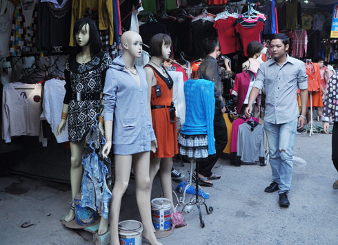 Là khu vực đầu mối hàng vải và quần áo thời trang, người mua hàng ở đây ít có cơ hội mặc cả, ngã giá. Khách hàng có thể nói "Mua buôn" để nghe...giá gốc, sau đó hỏi để mua lẻ thì giá sản phẩm tăng gấp rưỡi hoặc gấp đôi. Một chiếc áo phông nữ thông thường nếu hỏi giá mua buôn tại đây khoảng 60.000 đồng, tuy nhiên giá mua lẻ sẽ là 120.000 hoặc 130.000 đồng. Là khu vực đầu mối hàng vải và quần áo thời trang, người mua hàng ở đây ít có cơ hội mặc cả, ngã giá. Khách hàng có thể nói "Mua buôn" để nghe...giá gốc, sau đó hỏi để mua lẻ thì giá sản phẩm tăng gấp rưỡi hoặc gấp đôi. Một chiếc áo phông nữ thông thường nếu hỏi giá mua buôn tại đây khoảng 60.000 đồng, tuy nhiên giá mua lẻ sẽ là 120.000 hoặc 130.000 đồng.