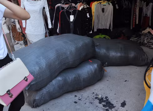 Không riêng thị trường Hà Nội, nhiều cửa hàng ở các tỉnh thành khác thuộc miền Bắc và cả miền Trung cũng nhập hàng từ Ninh Hiệp. Cả 3 bao tải quần áo lớn trên đều cho một chủ hàng ở thành phố Vinh (Nghệ An) đặt.