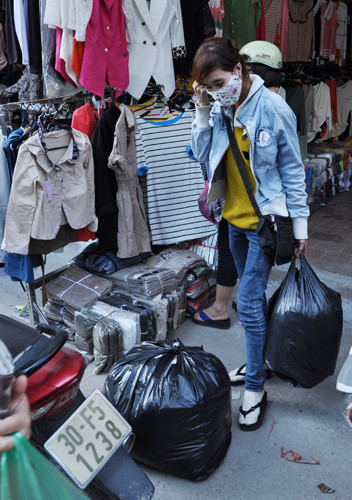 Một chủ cửa hàng chợ Ninh Hiệp chia sẻ, mỗi ngày trung bình chị thu về gần 20 triệu tiền hàng, tính ra tiền lãi khoảng 3 triệu đồng. Phần lớn là hàng bán buôn cho các shop quần áo tại Hà Nội, kể cả bán hàng trực tuyến. "Thời gian gần đây nhiều người đến mua hàng về để bán hàng qua mạng, các chủ hàng trẻ hơn trước nên việc kinh doanh cũng khá thoải mái". Một chủ cửa hàng chợ Ninh Hiệp chia sẻ, mỗi ngày trung bình chị thu về gần 20 triệu tiền hàng, tính ra tiền lãi khoảng 3 triệu đồng. Phần lớn là hàng bán buôn cho các shop quần áo tại Hà Nội, kể cả bán hàng trực tuyến. "Thời gian gần đây nhiều người đến mua hàng về để bán hàng qua mạng, các chủ hàng trẻ hơn trước nên việc kinh doanh cũng khá thoải mái".