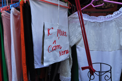 Tấm biển "độc nhất vô nhị" tại một hàng quần áo ở Ninh Hiệp. Tấm biển "độc nhất vô nhị" tại một hàng quần áo ở Ninh Hiệp.