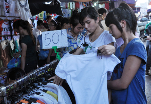 Những mặt hàng được giảm giá "mềm" tại các quầy luôn thu hút người mua. Giá thuộc diện "xả hàng" rẻ nhất là 35.000 đồng, đắt hơn chút khoảng 50.000 và 70.000 đồng. Các chủ cửa hàng cho biết, quần áo bán hạ giá là hàng cuối vụ, không phải hàng lỗi hỏng. Những mặt hàng được giảm giá "mềm" tại các quầy luôn thu hút người mua. Giá thuộc diện "xả hàng" rẻ nhất là 35.000 đồng, đắt hơn chút khoảng 50.000 và 70.000 đồng. Các chủ cửa hàng cho biết, quần áo bán hạ giá là hàng cuối vụ, không phải hàng lỗi hỏng.