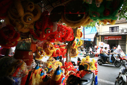 Gia đình chị Oanh, sống ở nhà số 73 Hàng Lược vẫn giữ nghề làm đầu sư tử truyền thống. Gia đình chị Oanh, sống ở nhà số 73 Hàng Lược vẫn giữ nghề làm đầu sư tử truyền thống.