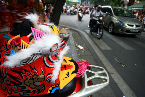 Chúng được bày bán ra cả vỉa hè. Đến tết Trung thu trẻ em vẫn ca vang câu hát Thùng thình thùng thình trống rộn ràng ngoài đình/ Có con sư tử vui múa quanh vòng quanh/ Trung thu liên hoan trăng sáng ngập đường làng/ Dưới ánh trăng vàng em cất tiếng hát vang. Chúng được bày bán ra cả vỉa hè. Đến tết Trung thu trẻ em vẫn ca vang câu hát Thùng thình thùng thình trống rộn ràng ngoài đình/ Có con sư tử vui múa quanh vòng quanh/ Trung thu liên hoan trăng sáng ngập đường làng/ Dưới ánh trăng vàng em cất tiếng hát vang.