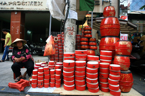 Những chiếc trống da đủ mọi kích cỡ vẫn được bày bán khá phổ biến trên phố Hàng Mã. Những chiếc trống da đủ mọi kích cỡ vẫn được bày bán khá phổ biến trên phố Hàng Mã.