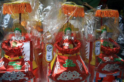 Ông Tiến sĩ giấy thường được bày trong mâm cỗ chơi trăng, sau khi phá cỗ sẽ được trẻ em rước đi khắp làng. Đây là một loại đồ chơi có ý nghĩa giáo dục lớn, thể hiện sự tôn vinh đạo học. Ông Tiến sĩ giấy thường được bày trong mâm cỗ chơi trăng, sau khi phá cỗ sẽ được trẻ em rước đi khắp làng. Đây là một loại đồ chơi có ý nghĩa giáo dục lớn, thể hiện sự tôn vinh đạo học.