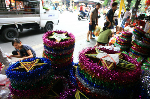 Lực lượng CA Phường Hàng Mã, dân phòng thường xuyên thanh tra khu vực này đảm bảo giao thông không ùn tắc. Lực lượng CA Phường Hàng Mã, dân phòng thường xuyên thanh tra khu vực này đảm bảo giao thông không ùn tắc.