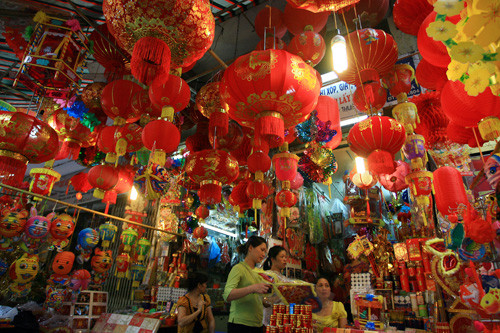 Đèn lồng nhiều màu sắc trong khu chợ Hàng Mã. Đèn lồng nhiều màu sắc trong khu chợ Hàng Mã.
