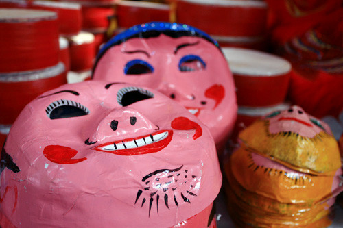 Nghề làm mặt nạ giấy bồi là nghề truyền thống của nhiều gia đình ở Hàng Mã. Nghề làm mặt nạ giấy bồi là nghề truyền thống của nhiều gia đình ở Hàng Mã.