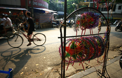 Những chiếc đèn nhỏ được bán với giá 7.000 đồng, còn đèn to là 15.000 đồng. Những chiếc đèn nhỏ được bán với giá 7.000 đồng, còn đèn to là 15.000 đồng.