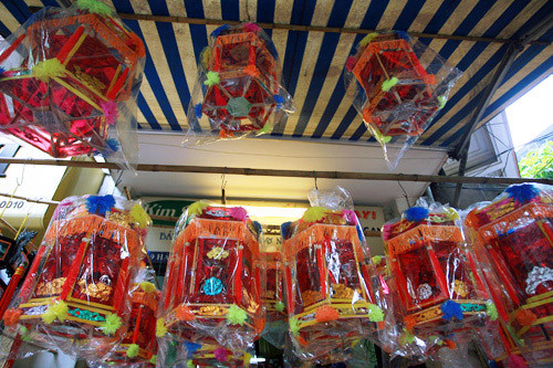 Đèn kéo quân được bày bán khá nhiều. Đèn kéo quân được bày bán khá nhiều.