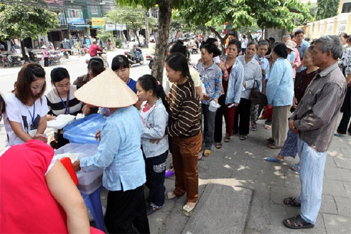 Nhiều người nghèo, bệnh nhân cao tuổi xếp hàng chờ mua cơm 5.000 đồng ở Bệnh viện Thanh Nhàn. Ảnh: Facebook Cơm 5 Nghìn. Nhiều người nghèo, bệnh nhân cao tuổi xếp hàng chờ mua cơm 5.000 đồng ở Bệnh viện Thanh Nhàn. Ảnh: Facebook Cơm 5 Nghìn.