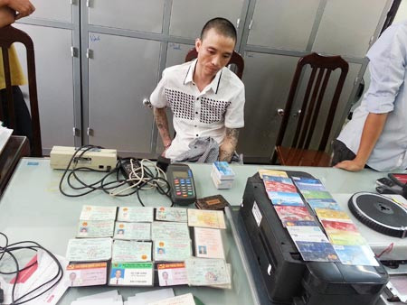 Ông trùm sản xuất thẻ giả Đinh Văn Long. Ảnh: An ninh thế giới. Ông trùm sản xuất thẻ giả Đinh Văn Long. Ảnh: An ninh thế giới.