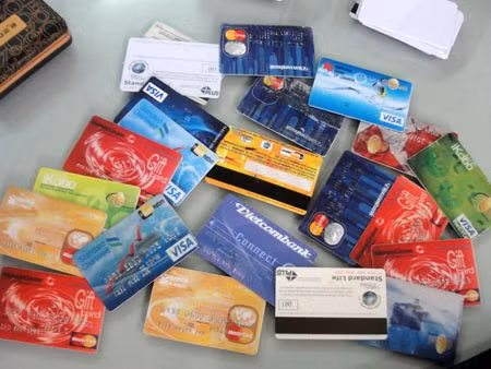 Những chiếc thẻ ATM giả. Ảnh: An ninh thế giới.