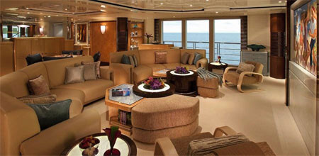 Bộ giải trí trong phòng khách chính có hệ thống âm thanh vòm. Bộ giải trí trong phòng khách chính có hệ thống âm thanh vòm.