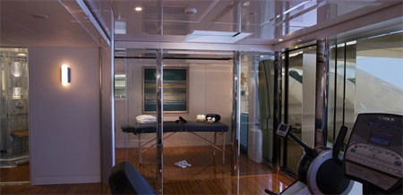 Thậm chí trên boong tắm nắng cũng có một phòng massage. Thậm chí trên boong tắm nắng cũng có một phòng massage.