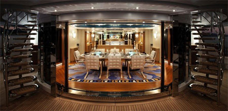 Du thuyền còn có một phòng ăn bên trong. Du thuyền còn có một phòng ăn bên trong.