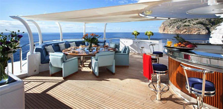 Nếu muốn, bạn cũng có thể sử dụng các thiết bị lướt ván và ca nô được trang bị sẵn trên Sycara V để xuống biển. Nếu muốn, bạn cũng có thể sử dụng các thiết bị lướt ván và ca nô được trang bị sẵn trên Sycara V để xuống biển.