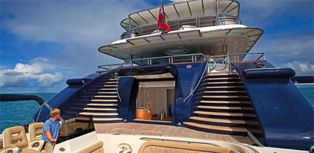 Trên du thuyền này còn có các thiết bị phục vụ cho việc lặn biển và câu cá. Trên du thuyền này còn có các thiết bị phục vụ cho việc lặn biển và câu cá.